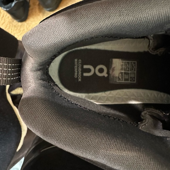 ON CLOUD CLOUDROCK WATERPROOF Sneakers Hi Top Boots Hiking Black - Picture 4 of 9